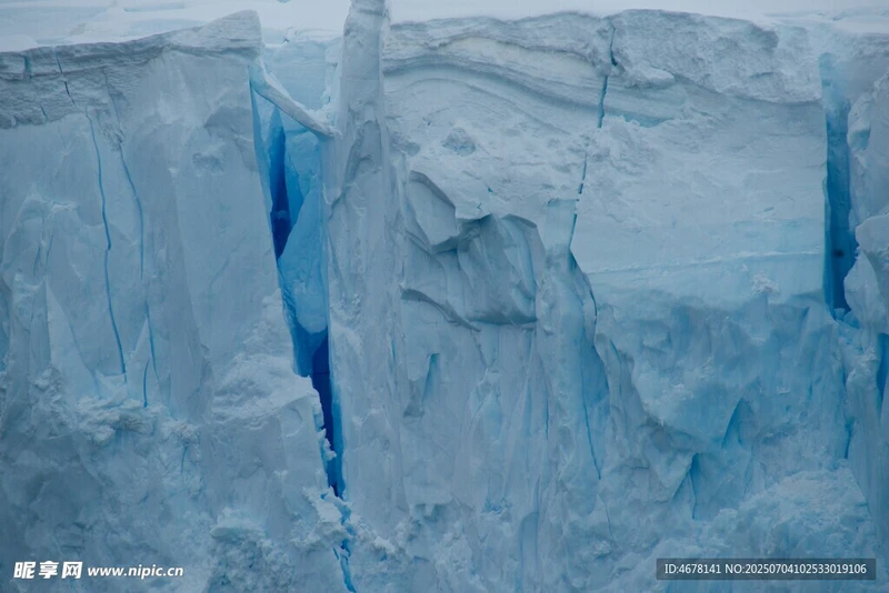 冰川裂缝里的海怪目击·人类语言在极寒中失效