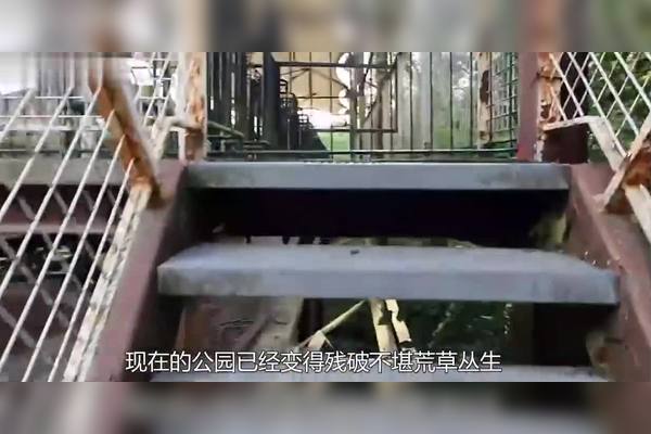 废弃游乐园里的钟声循环丨记忆与时间的超现实交响