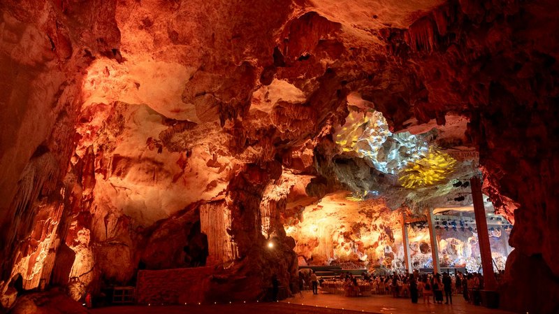 海蚀洞的无名合照与逆光下的秘密