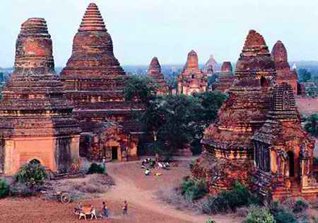 在楼兰，指南针转了圈，我只拍到了一张无名合照！