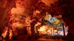 海蚀洞的无名合照与逆光下的秘密