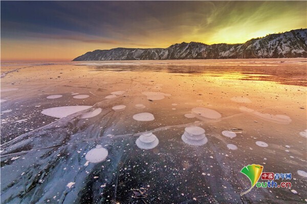 无线电静默｜冰封湖中的不真实画面