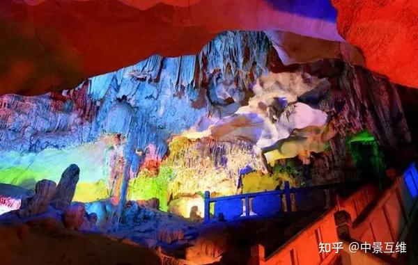 洞穴中的金龙之光？