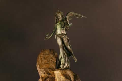 那个消失在阿尔卑斯雪原的“幽灵”｜我们为什么迷恋这种危险？