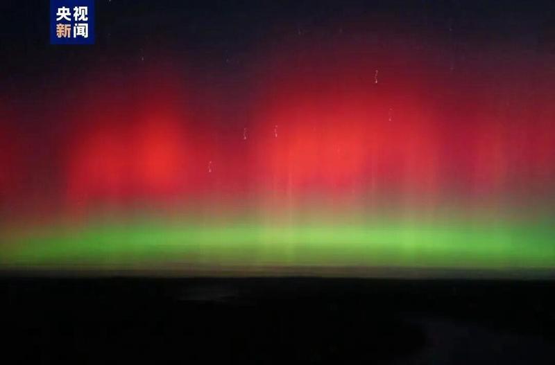 冰川裂缝中的神秘绿光：自然与科技的碰撞