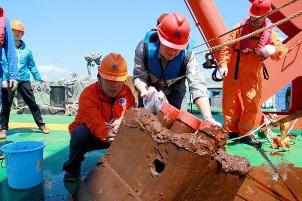 深海断层蓝光红绳结—探索海底的秘密