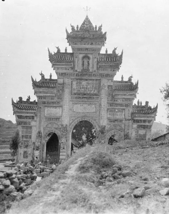 1933年的弄堂口，那把破口琴吹断了风！