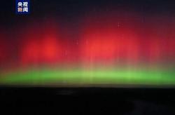 冰川裂缝中的神秘绿光：自然与科技的碰撞