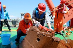 深海断层蓝光红绳结—探索海底的秘密