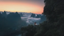 喀斯特地貌中的神秘三角符号与黑雾之谜！