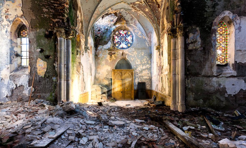 古城废墟的神秘脚印阵—绿光粉尘背后的故事