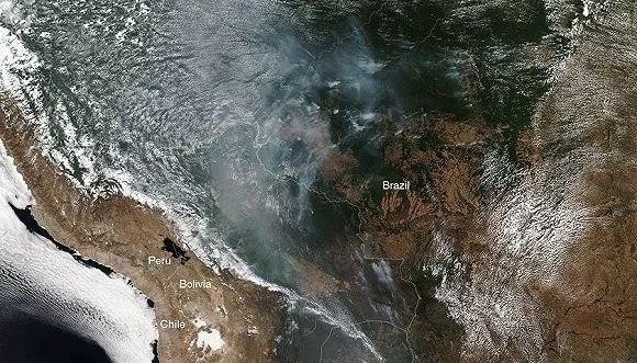 我在雨林深处捡到一块头盔碎片，它让我重新认识了时间