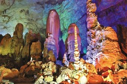 喀斯特地貌的逆向阴影—木偶立像的奇幻旅程