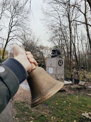 盐湖耳语，无名墓碑下的岁月低语！