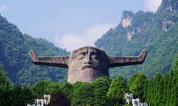 在古老森林的阴影下，寻找灾厄铜龙的秘密！