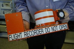 暴雨夜，我捡到了一块像陨石的黑匣子碎片！