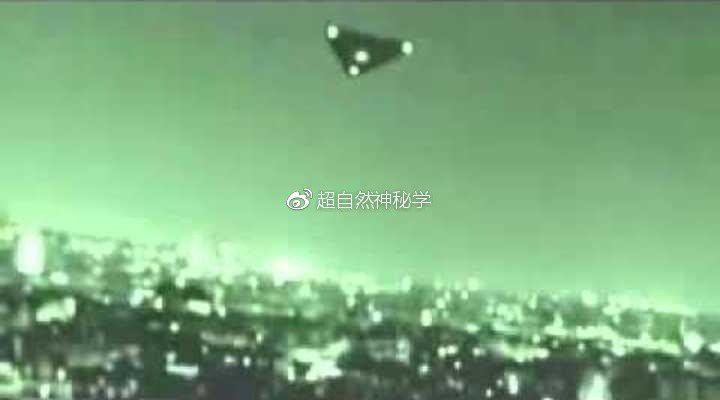 冰岛夜空里的“鬼影”｜我亲眼见过那团漂浮的光