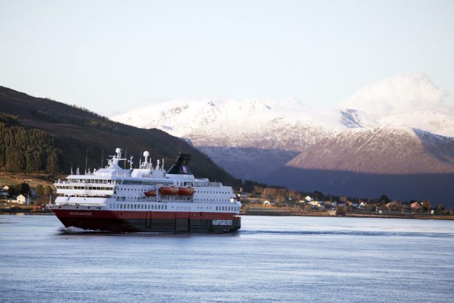 北欧的夜，藏着会飞的精灵？