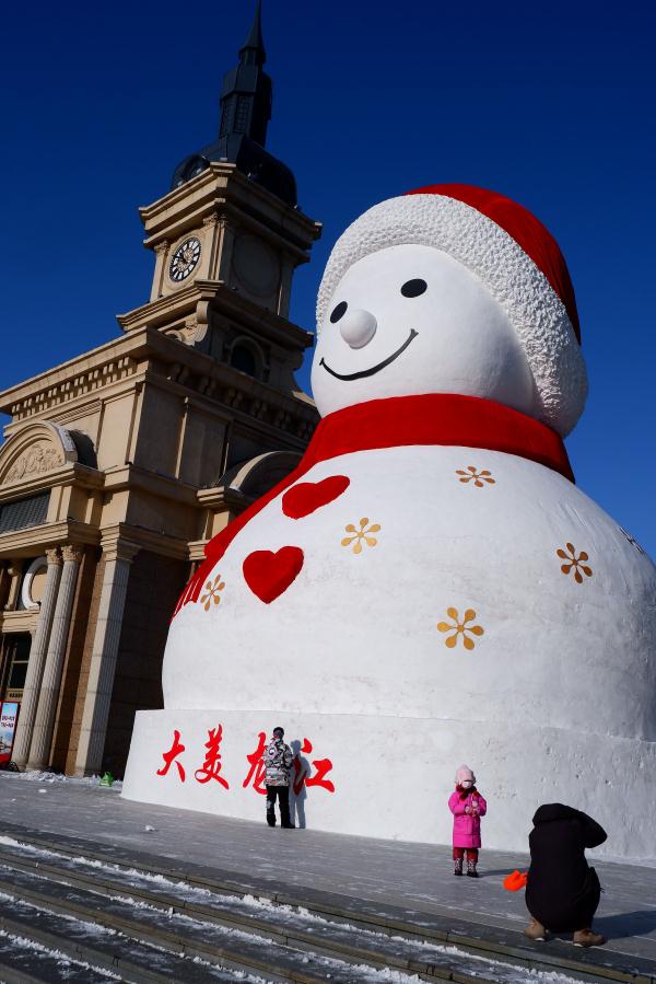 废墟里的雪人,比童话更荒诞? 废墟里的雪人,比童话更荒诞?