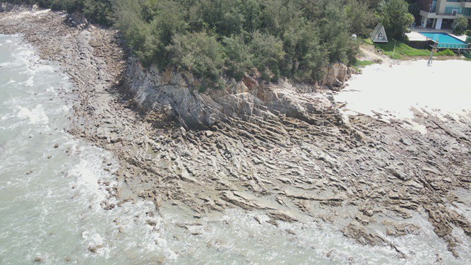 海蚀洞里的电梯停层石板，藏着一段没人知道的故事…