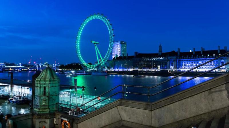 伦敦目击时间机器—我在大英博物馆的玻璃柜前，被一块石头击中