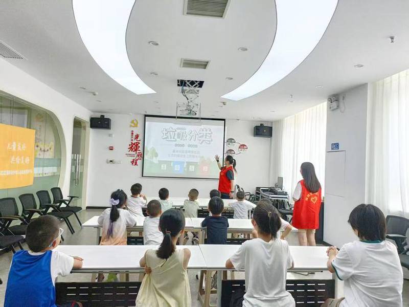 废弃游乐园里的封印蜡印与钟声循环…