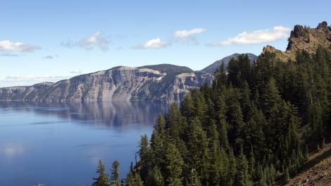 火山湖泊的深渊|自然界的梦魇与美的边界 火山湖泊的深渊|自然界的梦魇与美的边界