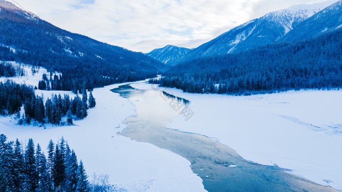 冰封湖畔｜潮汐倒流与脚印残影的冬日奇景