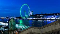 伦敦目击时间机器—我在大英博物馆的玻璃柜前，被一块石头击中