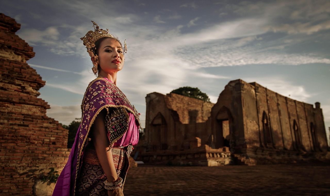 **古代女人肚兜全攻略：历史起源、材质特点与穿着礼仪详细解析**(图1)